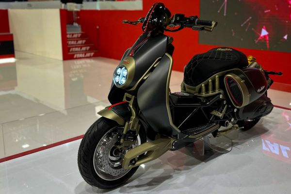 italjet-roadster-eicma-041A7F2EAB-DA4C-4076-1081-D8298F903084.jpg