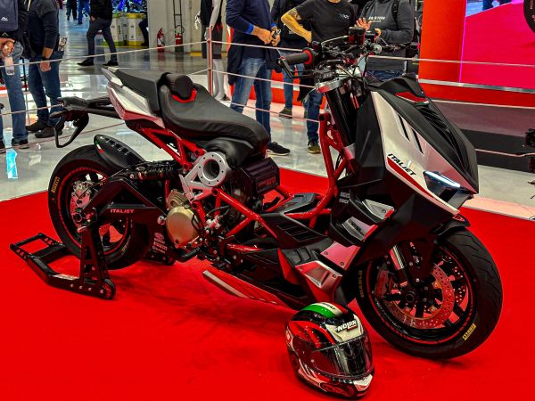 eicma2023-011CE8B3043-E023-2959-7956-9D3E6259E11D.jpg